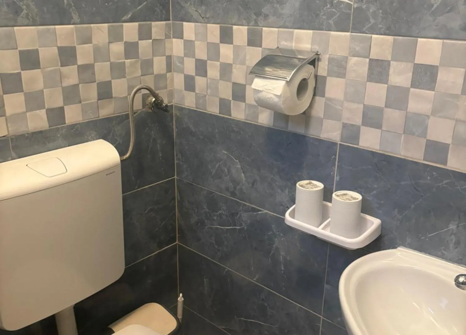 Rooms & Apartments Semic Gostinjska kuća